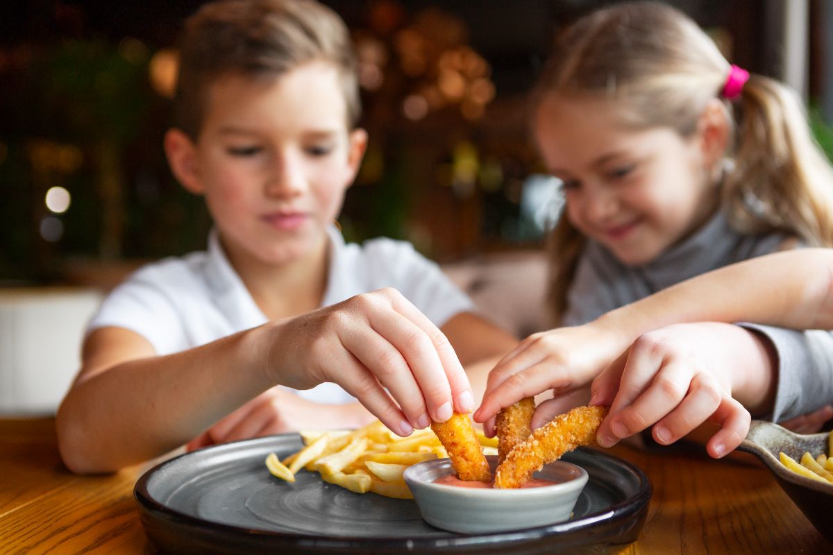 Kids share chicken tenders and chips at a family friendly Noosa restaurant